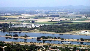 Photo 5 : la vallée du Rhône au voisinage du locus gromae du cadastre B vue de la colline de Barry