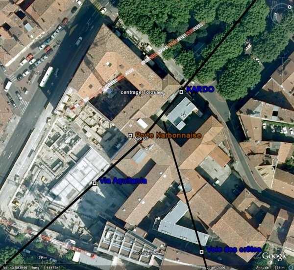 Fig. 5.	Emplacement de la Porte Narbonnaise (Google). En noir, le tracé de la voie d'Aquitaine.